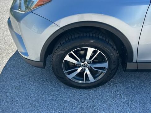 Used 2018 Toyota RAV4 XLE AWD/4WD image 12