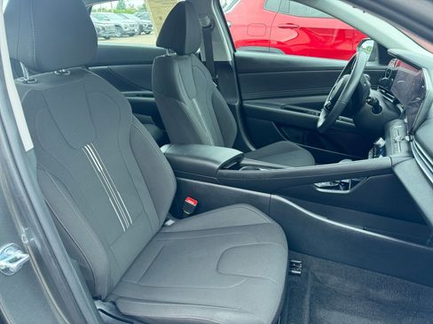 Used 2025 Hyundai Elantra SEL image 36