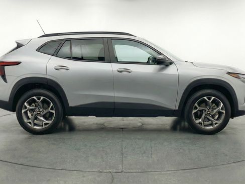 Used 2025 Chevrolet Trax LT image 11