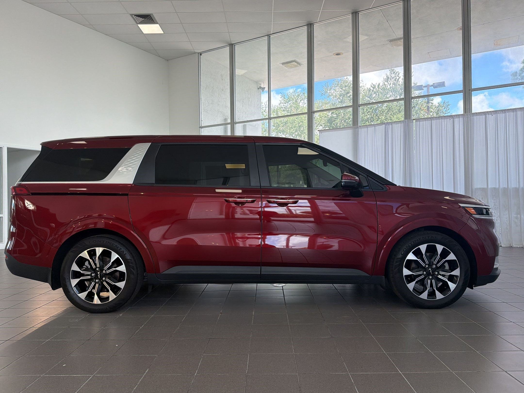 Used 2024 Kia Carnival EX FWD image 8