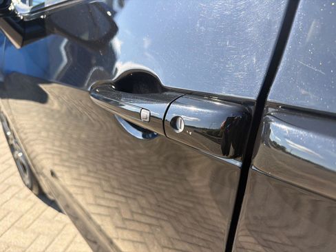 Used 2024 Chrysler Pacifica Touring-L FWD image 11