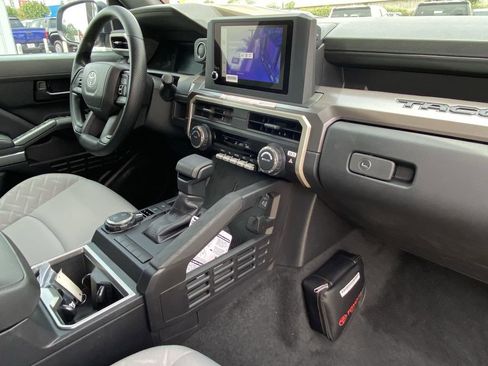 Certified 2025 Toyota Tacoma SR5 AWD/4WD image 8