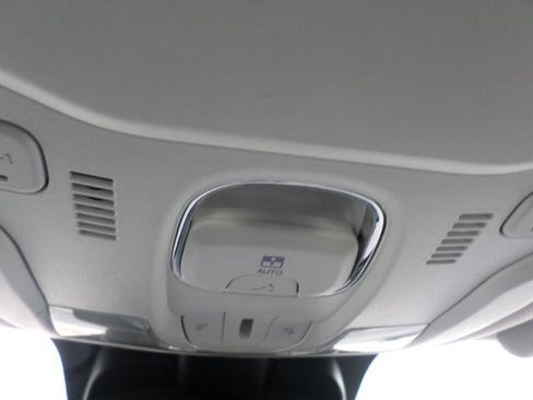 Used 2015 Jeep Renegade Limited w/ Advanced Technology Group image 18