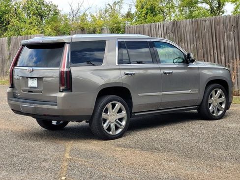 Used 2019 Cadillac Escalade Premium Luxury RWD image 4