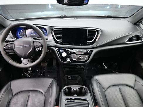 Used 2024 Chrysler Pacifica Limited FWD image 25