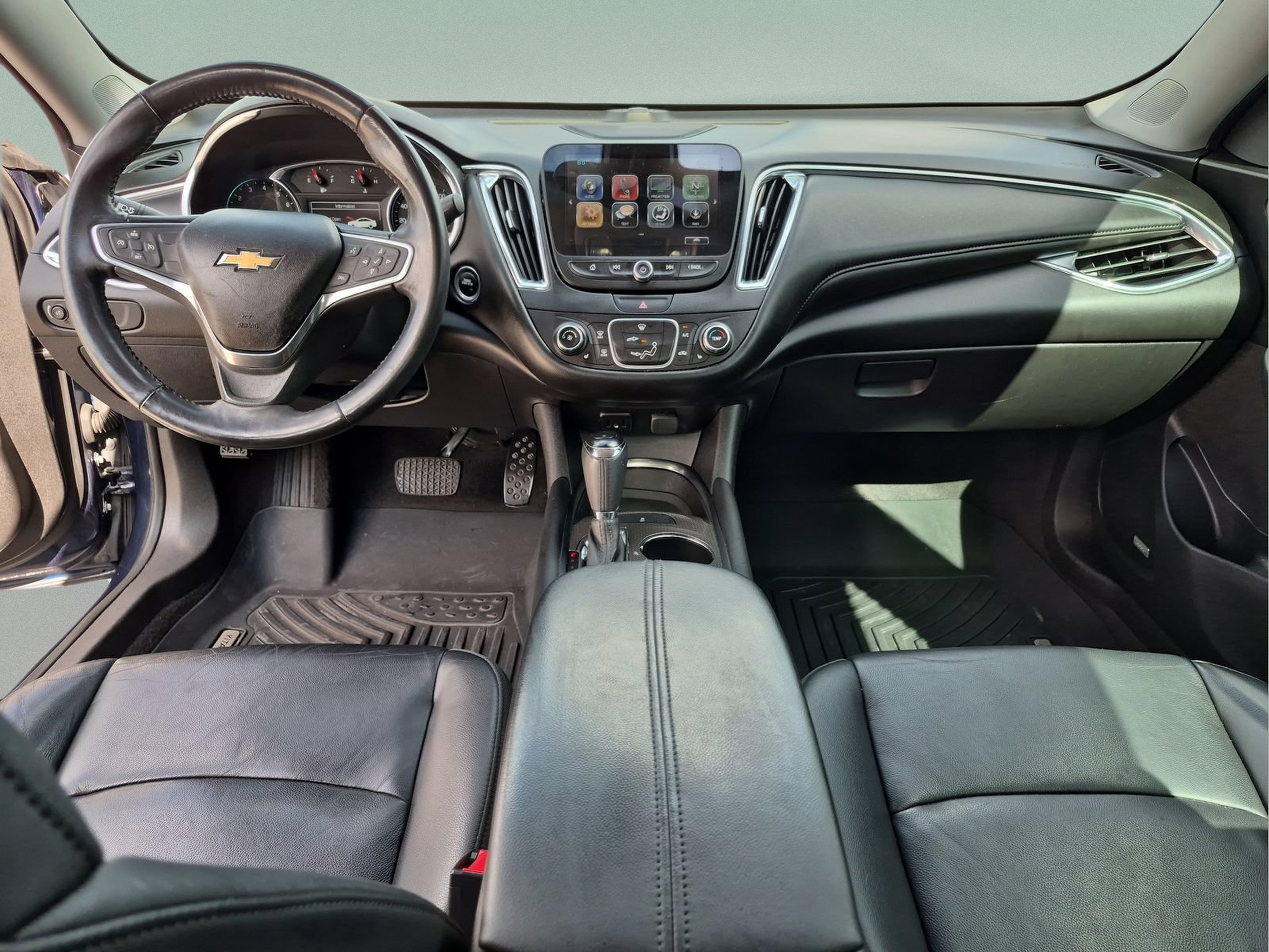 Used 2018 Chevrolet Malibu LT w/ Leather Package FWD image 30