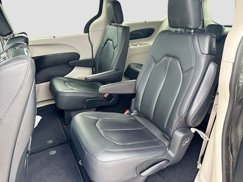 Used 2019 Chrysler Pacifica Touring-L Plus w/ Advanced Safetytec Group FWD image 8