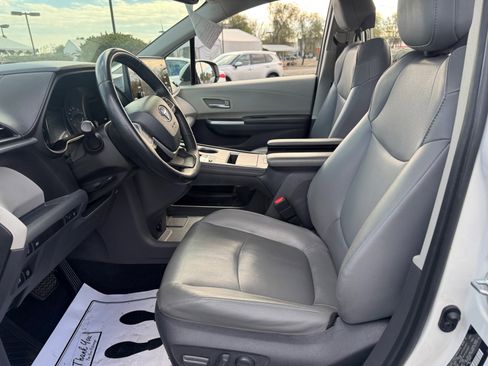 Used 2021 Toyota Sienna XLE image 14