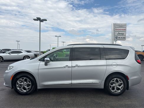 Certified 2022 Chrysler Pacifica Limited w/ Uconnect Theater Family Group AWD/4WD image 8