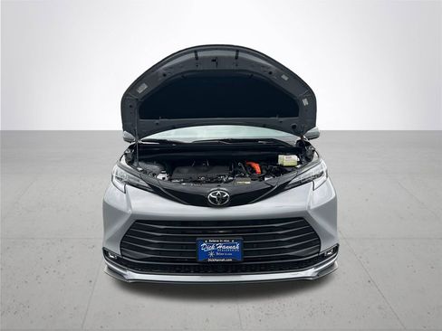 New 2026 Toyota Sienna XLE Woodland Edition image 4