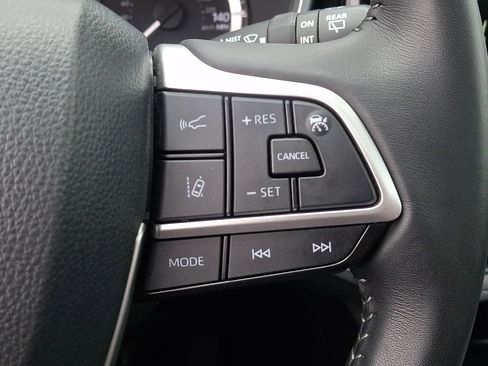 Used 2025 Toyota Highlander XLE image 23