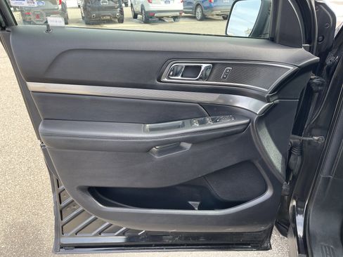 Used 2018 Ford Explorer XLT w/ Equipment Group 202A image 15