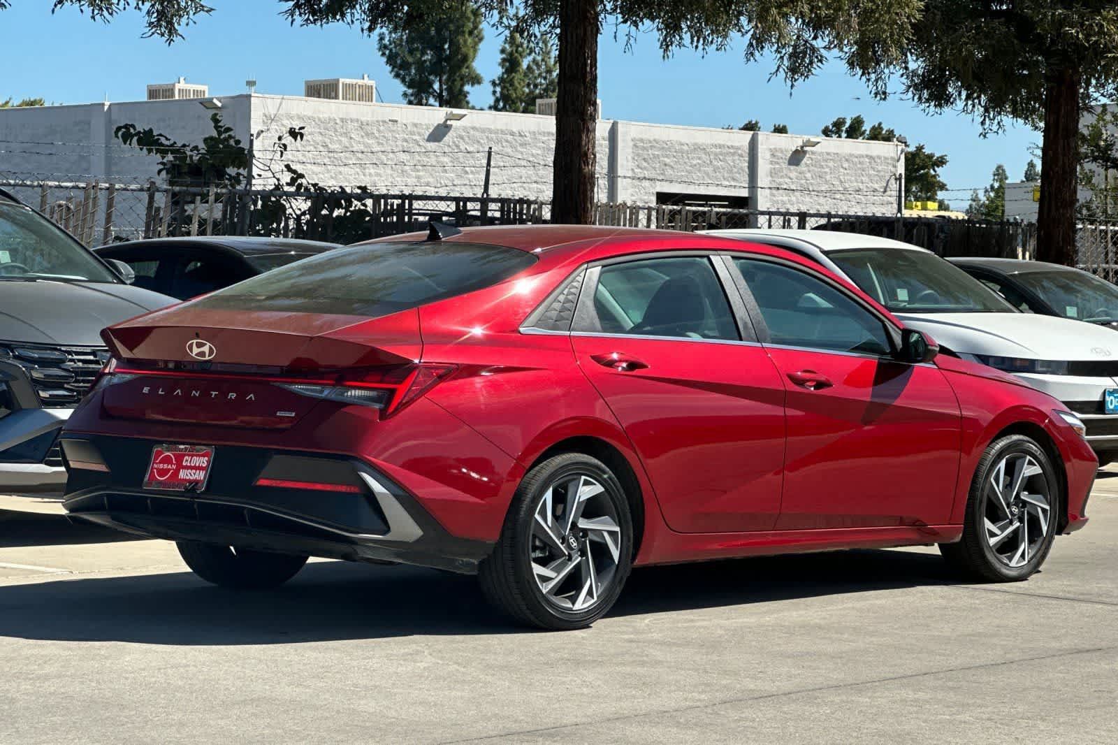 Used 2025 Hyundai Elantra Limited FWD image 3
