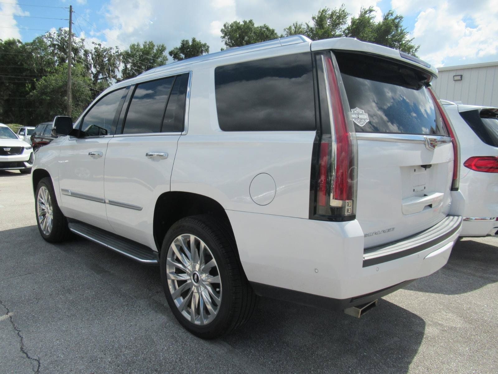 Used 2019 Cadillac Escalade Luxury RWD image 3