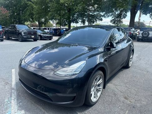 Used 2022 Tesla Model Y Long Range AWD/4WD image 1