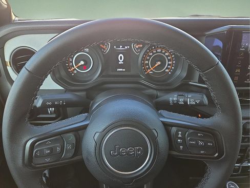 Used 2025 Jeep Wrangler Unlimited Sport AWD/4WD image 4