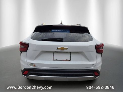 Certified 2025 Chevrolet Trax LT w/ LT Convenience Package FWD image 4