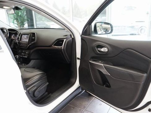 Used 2020 Jeep Cherokee Latitude Plus w/ Cold Weather Group AWD/4WD image 38