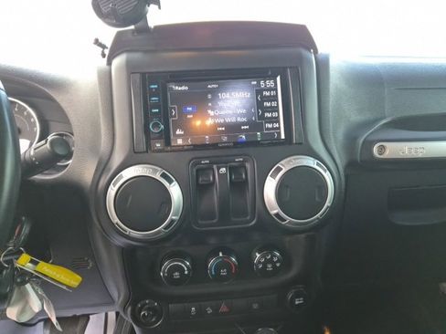 Used 2016 Jeep Wrangler Sahara w/ Connectivity Group image 19