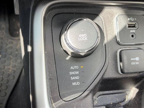 Used 2020 Jeep Compass Latitude w/ Cold Weather Group AWD/4WD image 13