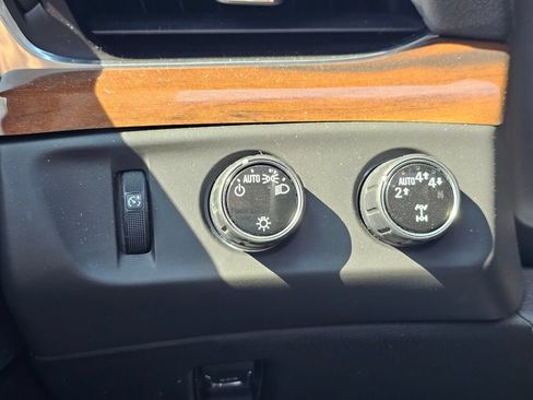 Used 2018 Cadillac Escalade Premium Luxury w/ LPO, Radiant Package AWD/4WD image 34