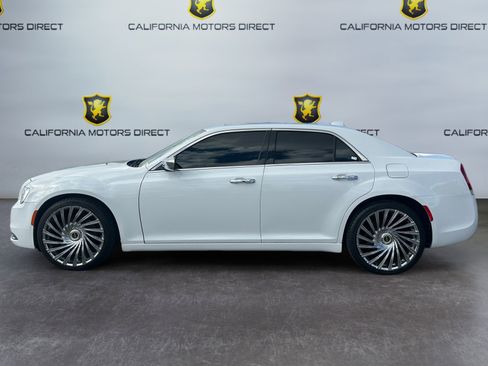 Used 2017 Chrysler 300 C image 2
