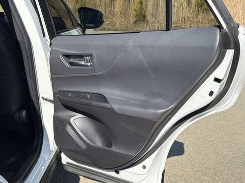 Used 2023 Toyota Venza image 16