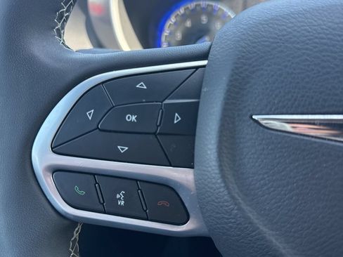Used 2025 Chrysler Pacifica Select FWD image 15