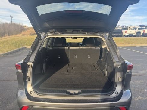Used 2022 Toyota Highlander XLE image 9