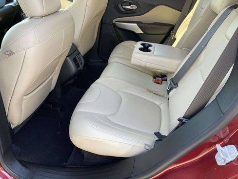Used 2018 Jeep Cherokee Limited w/ Luxury Group FWD image 10