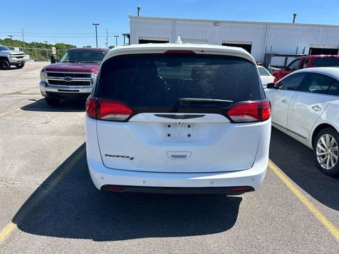 Used 2020 Chrysler Pacifica Touring w/ S Appearance Package FWD image 4