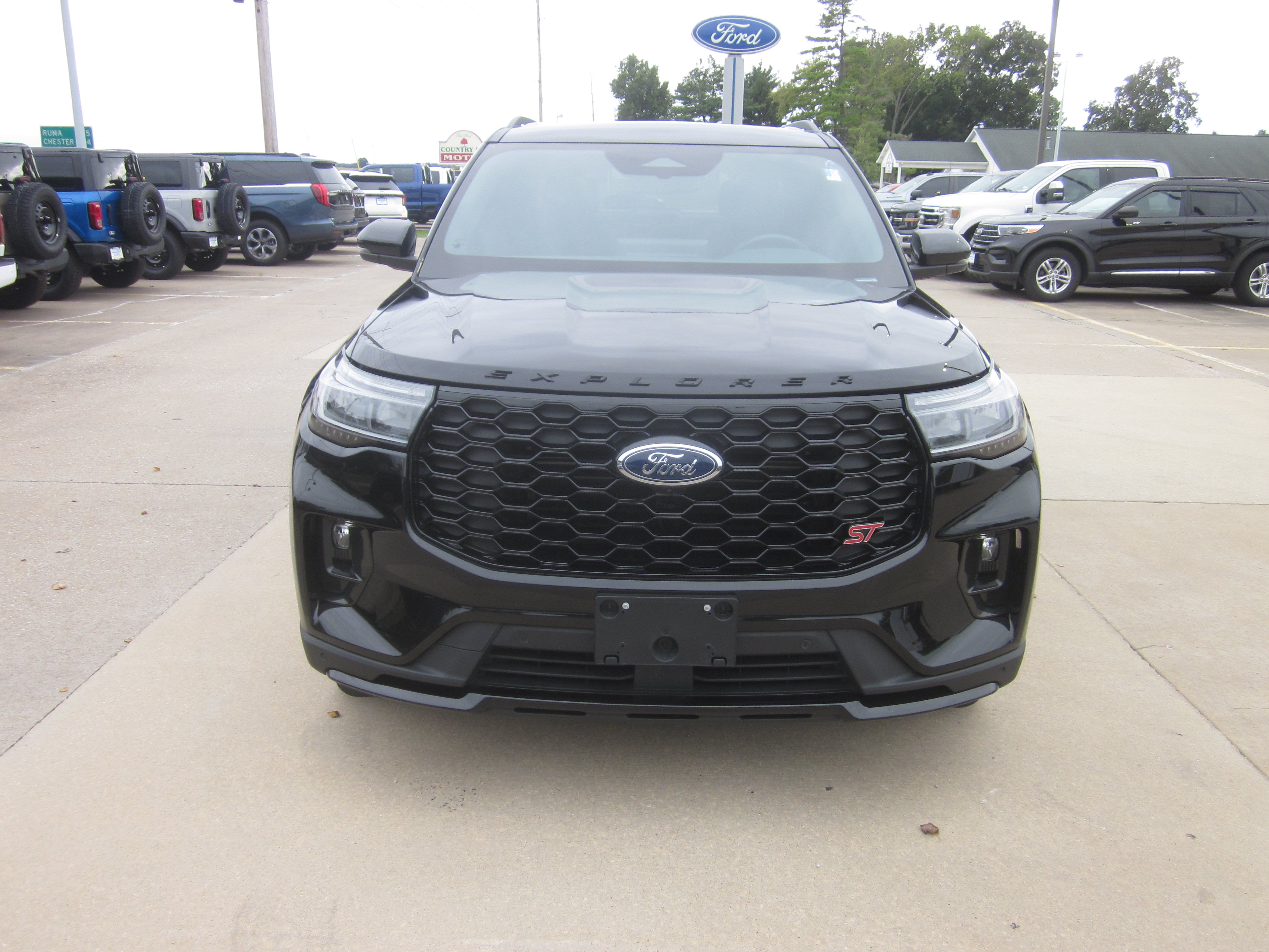 Used 2025 Ford Explorer ST AWD/4WD image 2