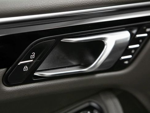 Certified 2024 Porsche Macan AWD/4WD image 25