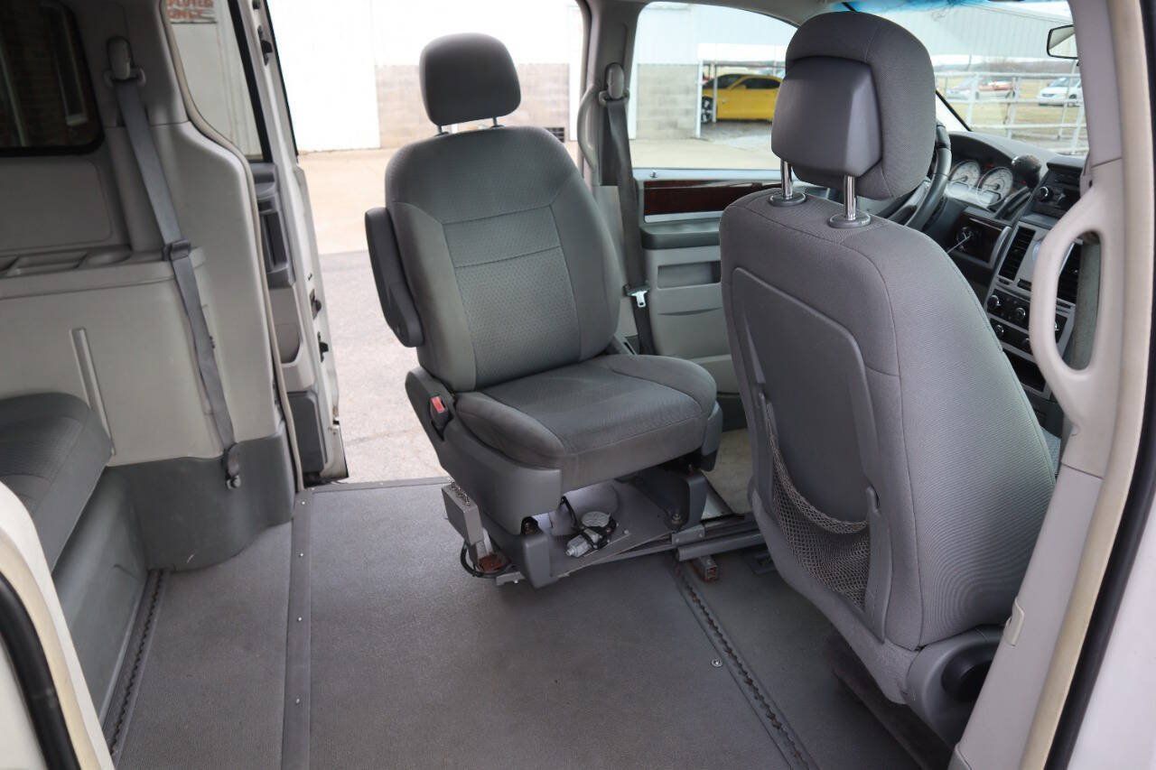 Used 2010 Chrysler Town & Country Touring FWD image 28