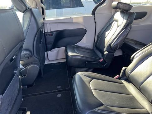 Used 2024 Chrysler Pacifica Touring-L FWD image 4