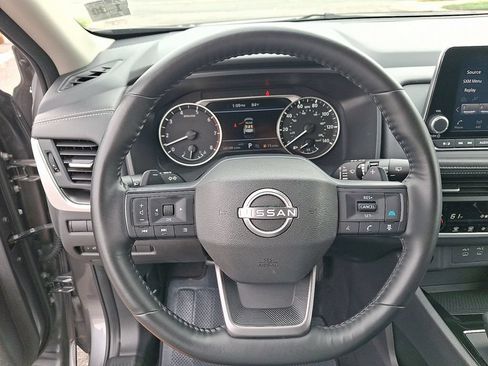 Used 2025 Nissan Rogue SV AWD/4WD image 19