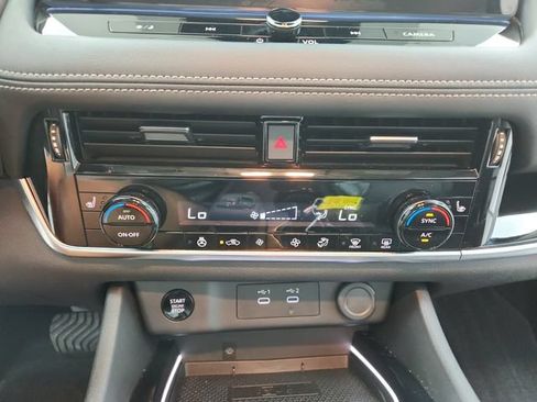 Used 2025 Nissan Rogue SL AWD/4WD image 29
