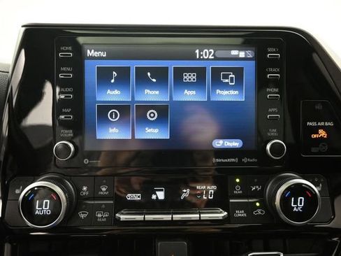 Used 2020 Toyota Highlander XLE AWD/4WD image 14