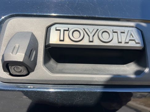 Used 2018 Toyota Tacoma TRD Sport image 19