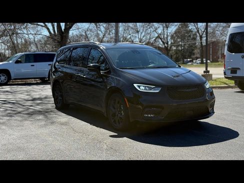 Used 2025 Chrysler Pacifica Limited image 1