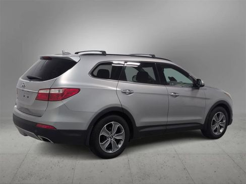 Used 2015 Hyundai Santa Fe GLS image 8