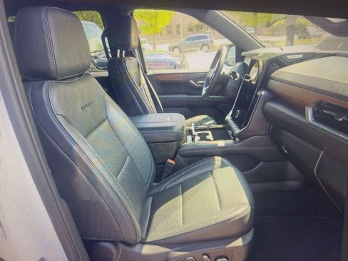 Used 2025 GMC Yukon Denali image 2