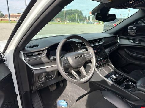 Used 2023 Jeep Grand Cherokee L Laredo RWD image 4