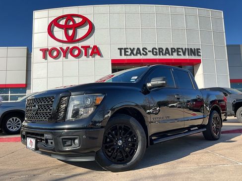 Used 2019 Nissan Titan SV w/ SV Convenience Package image 2