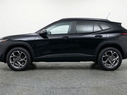 Used 2025 Chevrolet Trax LT w/ LT Convenience Package image 5