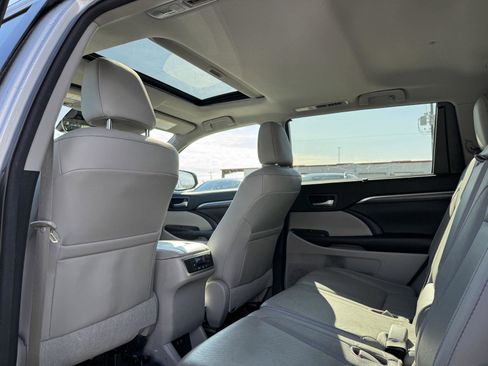 Used 2017 Toyota Highlander Limited image 17