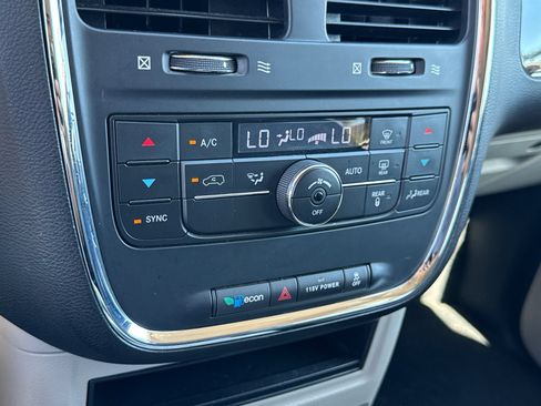 Used 2014 Chrysler Town & Country Touring FWD image 19
