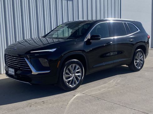 Used 2025 Buick Enclave Preferred AWD/4WD image 1