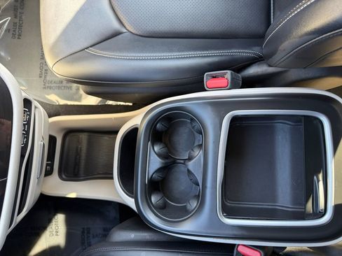 Used 2024 Chrysler Pacifica Touring-L image 23