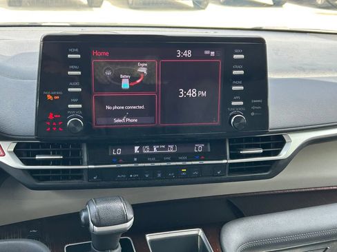 Used 2023 Toyota Sienna XLE FWD image 19